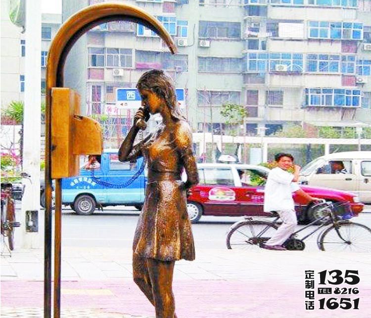 城市街道玻璃鋼仿銅電話(huà)亭打電話(huà)的女孩雕塑